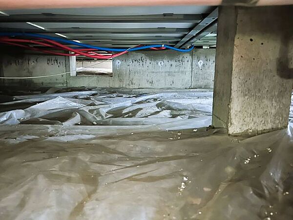 【床下】中古住宅の3大リスクである、雨漏り、主要構造部分の欠陥や腐食、給排水管の漏水や故障を2年間証致します。その前提で床下まで確認の上でリフォームしています。