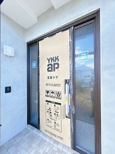 【リフォーム済】玄関ドアは断熱仕様の玄関ドアに交換しました。外気の影響を受けにくく冬は暖かく夏は涼しい快適な暮らしをサポートします。