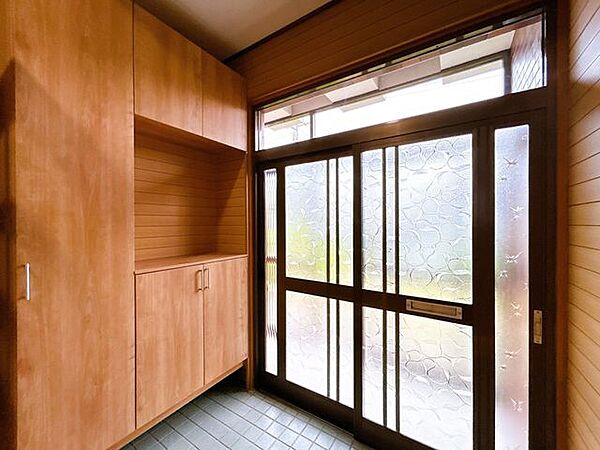 【リフォーム済】玄関ホール写真です。広々しております。下駄箱を新品交換致しました。大きなサイズで、ご家族分の靴の収納には困らないですね。