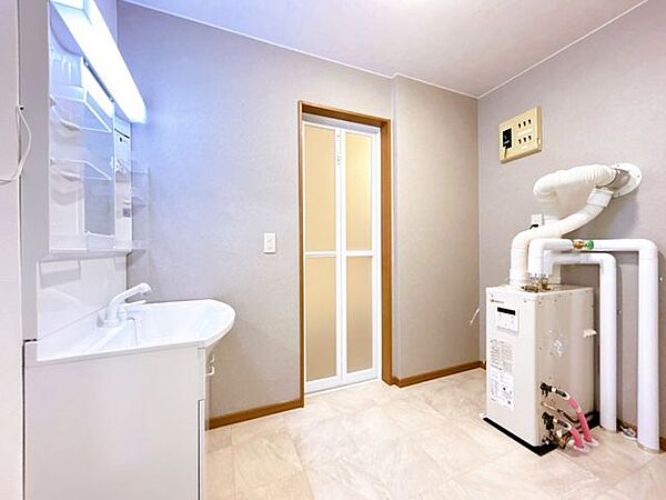 【リフォーム済】洗面化粧台交換、ユニットバス交換、クロス貼り替え、クッションフロア張り替えを行いました。新生活もキレイな洗面室で爽やかな朝が迎えられそうですね。