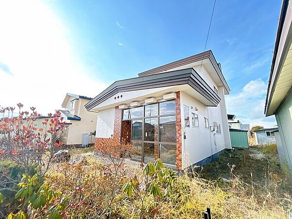 【リフォーム済】違う道路側からの外観写真になります。手前にもお庭がございます。