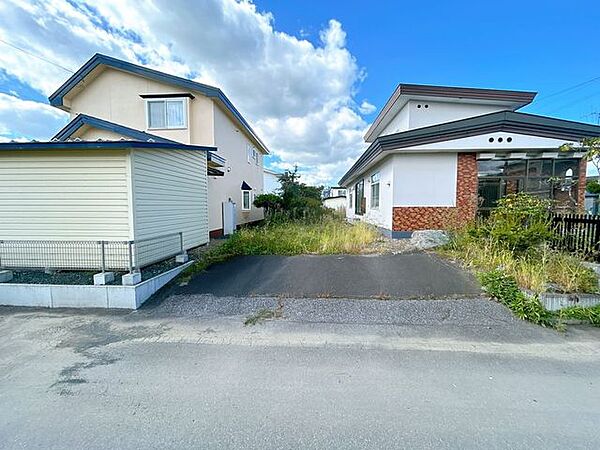 【リフォーム済】駐車場写真です。普通車にて並列2台可能なスペースがございます。現状でのお引き渡しになりますが、奥にお庭がありますので将来的に駐車場スペースを拡張する土地もありますので、ご確認ください。