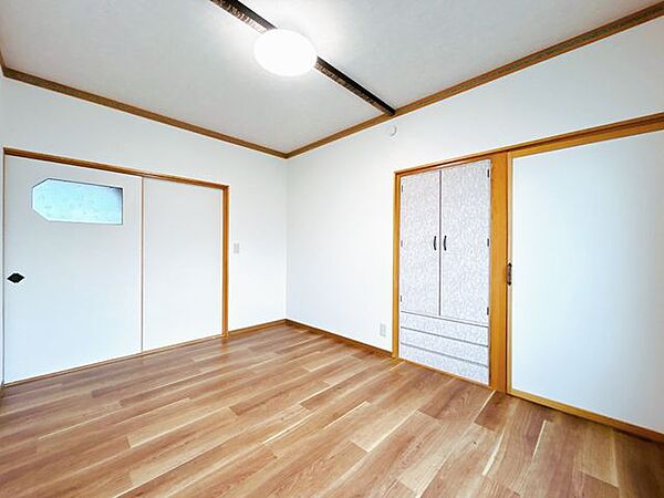 【リフォーム済】2階東側6帖洋室です。こちらは床の畳をクッションフロアへ変更いたしました。壁、天井のクロスも貼替し照明器具も新品交換致しました。既存の収納を活かした洋室が仕上がりました。