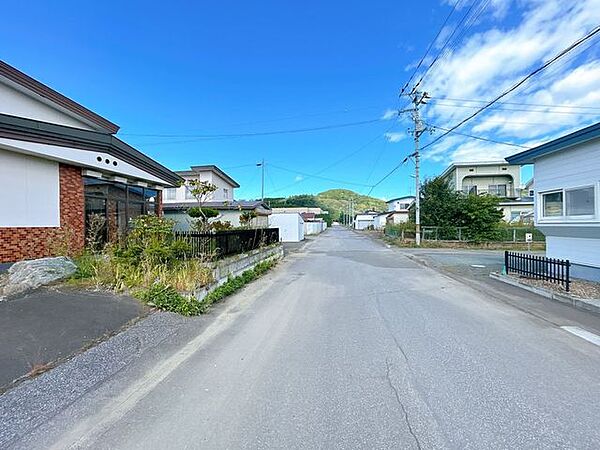 【前面道路】接道写真です。「北見市道」になっておりますので、冬季の除雪も入ります。雪が多い北海道では安心ですね。
