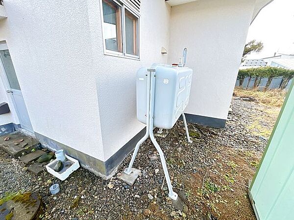 【リフォーム済】設備（灯油タンク）写真です。一戸建て使用のサイズの漏油タンクが付いております。