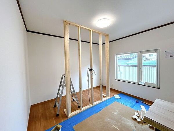【リフォーム中】リビング別アングルです。壁掛けテレビ用の壁を作成中です。