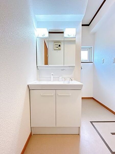 【リフォーム済み】洗面化粧台は新品に交換しました。3面鏡タイプですので収納力も高く、整理整頓が楽ですね。