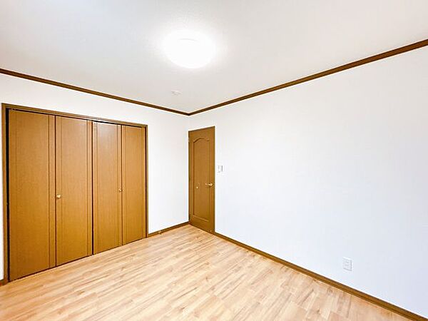 【リフォーム済み】2階南側洋室収納です。押し入れはクリーニング予定です。各部屋に収納があって荷物をまとめられるのは嬉しいですね。