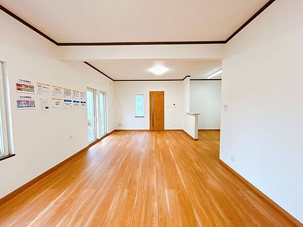 【リフォーム済み】1階洋室です。間取りを変更してリビングを拡張しました。圧迫感がなく家族全員が集まっても居心地の良い空間へと変わりました。