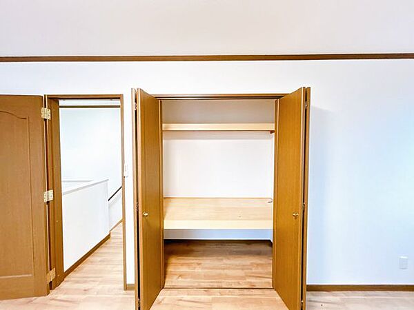 【リフォーム済み】2階東側洋室の収納です。洋服などをしまえるので部屋がすっきり片付きますね。