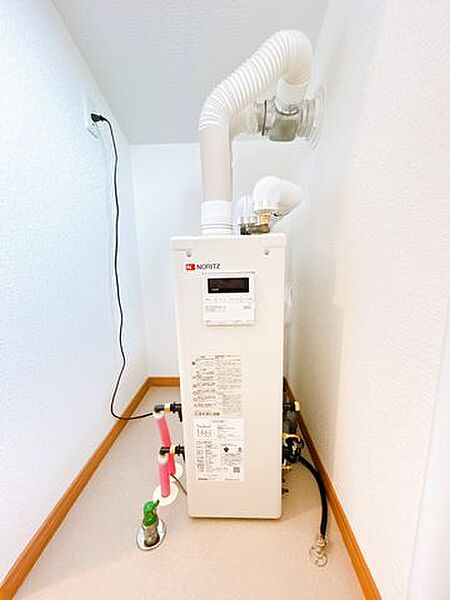 【リフォーム済み】給湯器になります。こちらは新品交換致しました。消耗品ですので、新品交換されていると嬉しいですね。