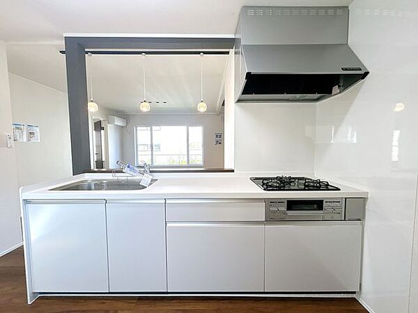 【リフォーム済】調理器具や調味料、ストック用の食材など物が増えやすいキッチンでもこれだけ収納がついていれば安心ですね。