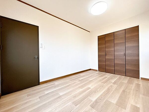 【リフォーム済】2階東側7.5帖洋室です。クッションフロア張替え、壁天井クロス張替え、照明交換を行いました。
