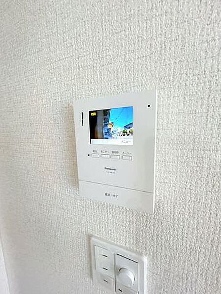【リフォーム済】インターホンはモニター付きのタイプを設置しました。来訪者を確認でき安心です。