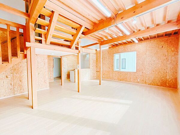 【リフォーム済み】南側からのリビング写真です。床は新品のフローリングを張りました。きれいなリビングで新生活をスタートしてみませんか