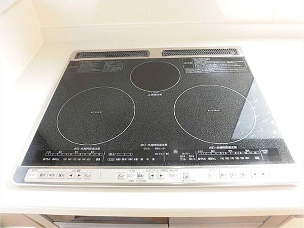 【リフォーム済み】3口コンロは複数品目一緒に作れ、調理の心強い味方です。