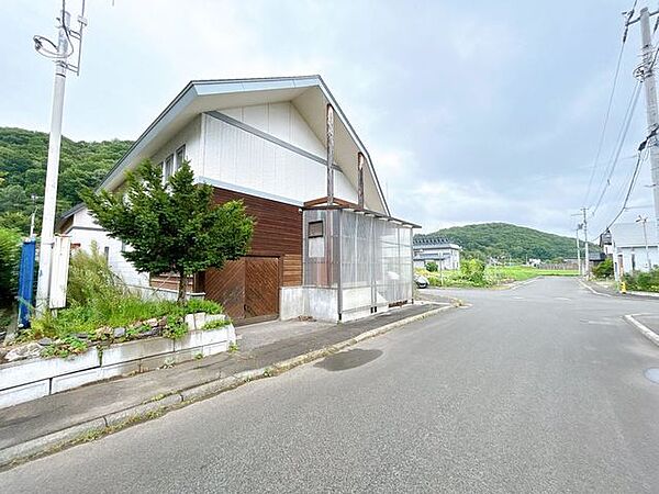 【前面道路】本住宅は角地になっており接道は北見市所有の公道で幅員が約8.00ｍに面しており、お車の通行は問題なくお車の出し入れにも苦労しないですね。