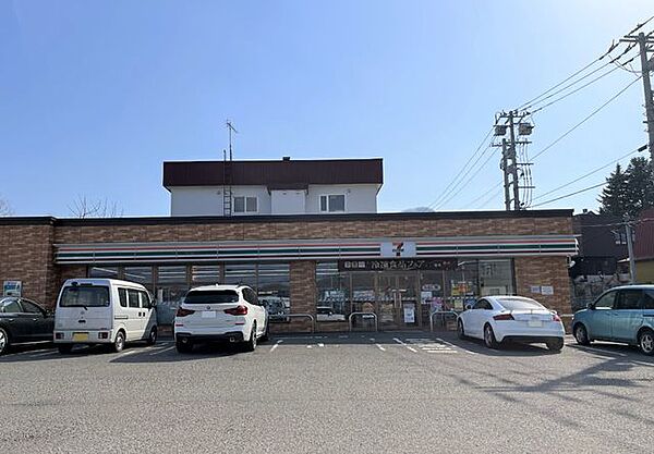 【周辺環境】住宅から約900ｍの位置にセブンイレブン北見川東店様がございます。この距離にコンビニがあるとちょっとした買い物ができて便利ですね。 1900m