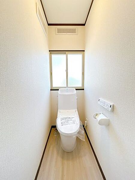 【リフォーム済】トイレは温水洗浄便座トイレに新品交換致しました。直接肌に触れる部分なので新品だと嬉しいですね。