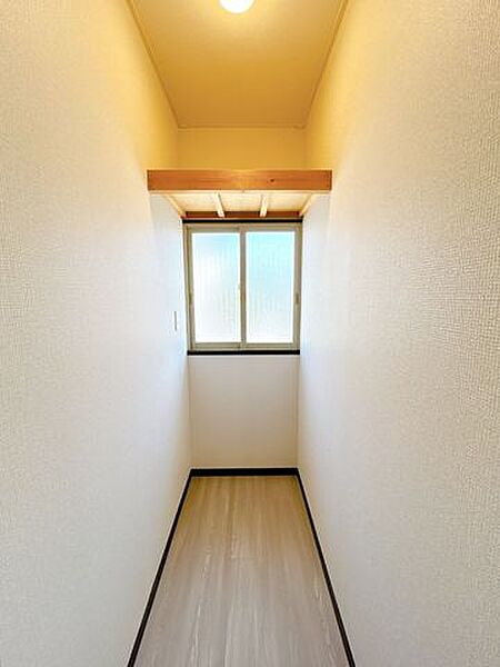 【リフォーム済】トイレ横の納戸です。トイレットペーパーなどの日用品をしまうのに便利です。