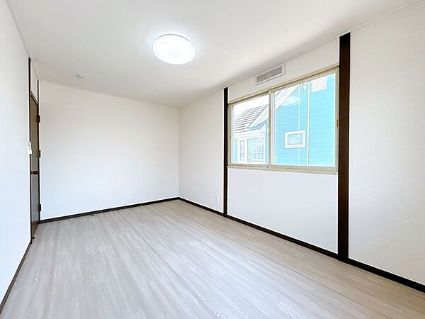 【リフォーム済】2階7.5帖洋室は、クッションフロアと壁紙の張替え、照明の設置を行いました