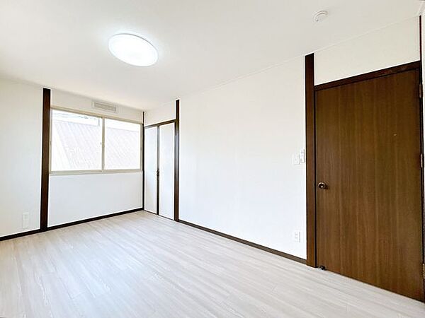 【リフォーム済】2階7.5帖洋室には収納もついていますのでお子さまのお部屋にいかがでしょうか。