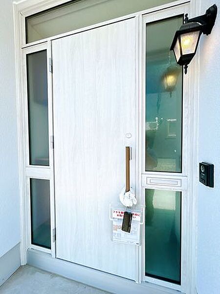 【リフォーム済】玄関ドアは新品に交換しました。玄関はおうちの顔となる部分ですので第一印象が大切ですね。