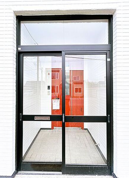 【リフォーム済】玄関外観風除室です。こちらはクリーニング致しました。