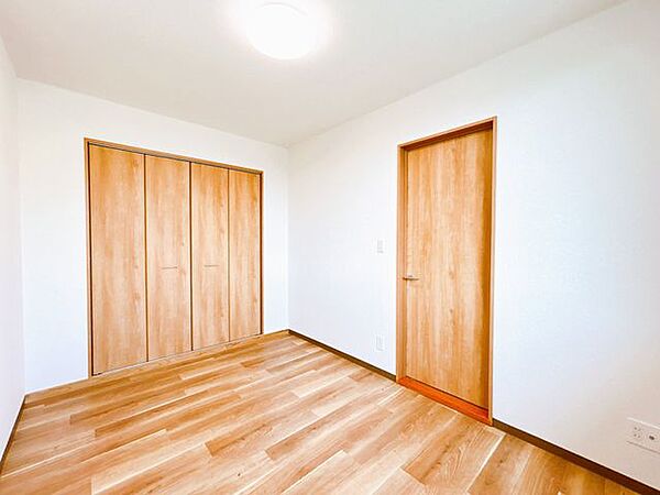 【リフォーム済】2階西側5帖和室です。こちらは洋室に変更致します。