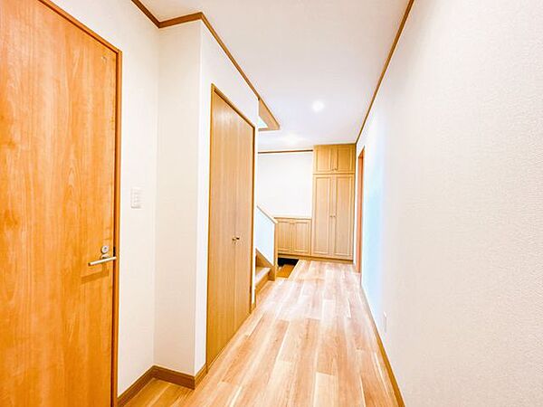 【リフォーム済】一階廊下です。こちらは壁紙交換とクッションフロアの張替えを行いました。