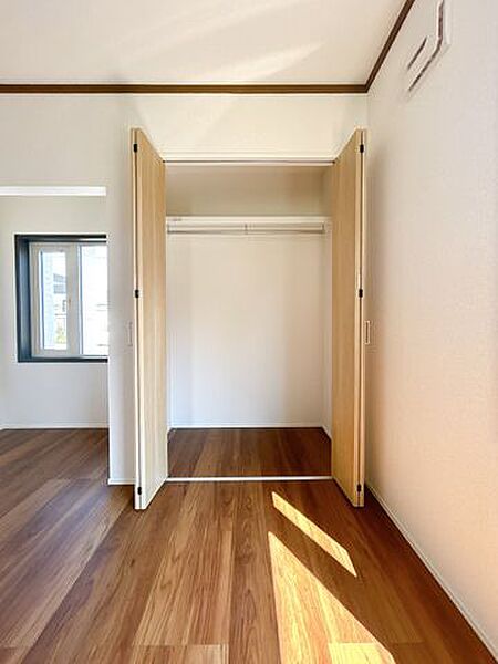 【リフォーム後】7.75帖洋室のクローゼットです。新設致しました。
