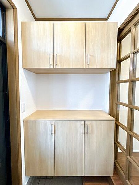 【リフォーム後】シューズボックスです。新品交換致しました。内部は可動棚になっているので、ブーツなどの高さのある靴も収納できますよ。