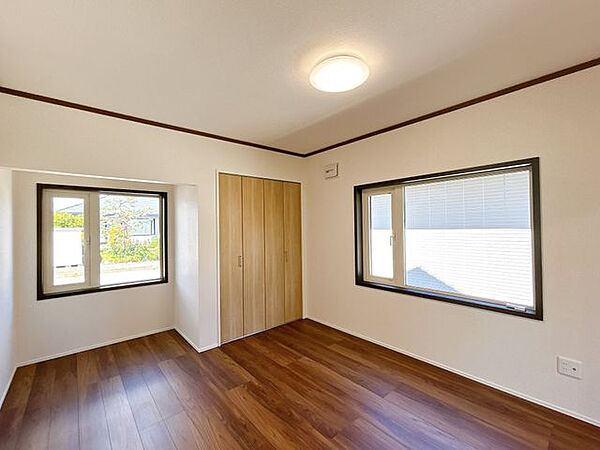 【リフォーム後】7.75帖洋室です。フローリング重張、クロス張替、クローゼット新設致しました。