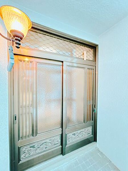 【RF前】玄関ドア写真です。こちらは断熱性の新品のドアに交換致します。