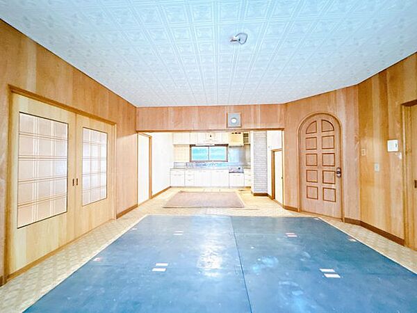 【RF前】リビング写真です。こちらの床の床暖パネルは古いため撤去致します。新しい床フロアを上張りし壁天井のクロスも貼替を行い明るいきれいなリビングに仕上がる予定です。