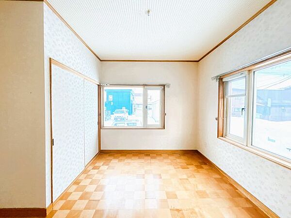【RF前】1階7.5帖洋室写真です。こちらの部屋は床を新しくフロア上張りして壁天井のクロスも貼替を行います。収納もクローゼットに変更いたします。