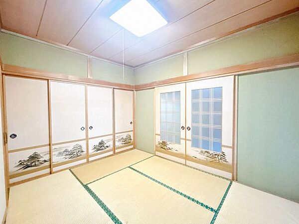 【RF前】1階南側和室別アングル写真です。床の畳をフロアへ変更して収納の押入れはクローゼットになります。北側への入り口は壁にして塞ぎますので単独のお部屋にします。