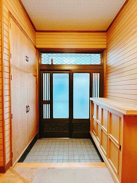 【RF前】玄関内部写真です。壁天井もクロス貼りをしますので明るい玄関ホールになります。下駄箱も新品交換致します