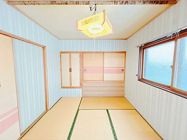 【RF前】2階東側和室写真です。床畳をクッションフロアへ変更します。壁天井のクロスも貼替を行います。