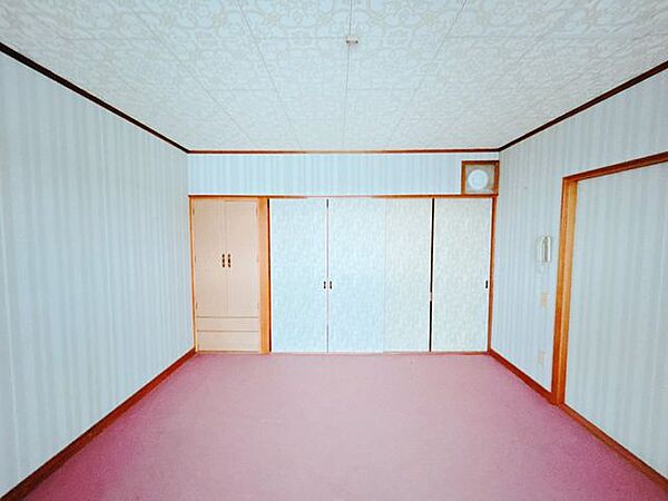 【RF前】2階西側洋室写真です。こちらは床はクッションフロアに張替いたします。壁天井のクロスも貼替をしてきれいに致します。