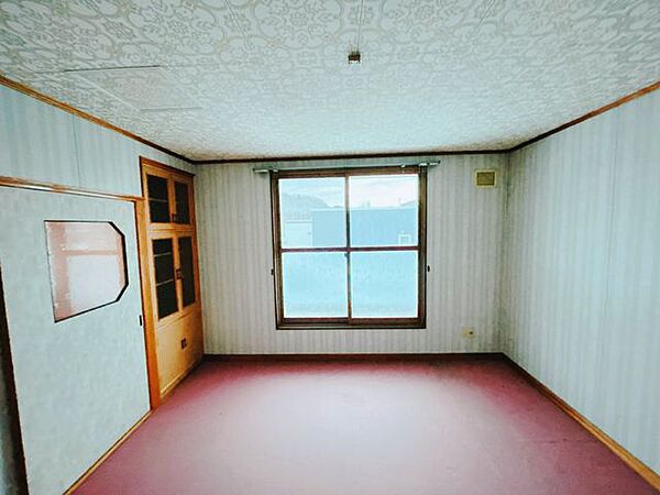 【RF前】2階西側洋室別アングル写真です。床はクッションフロアへ変更いたします。クロスの貼替も行います。収納の棚はなくなります。