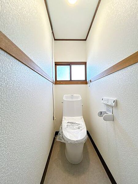 【リフォーム済】新品のトイレに交換しました。トイレが交換されていると清潔で嬉しいですね。保温洗浄機能付きですので、冬場も温かいトイレで安心できそうですね。