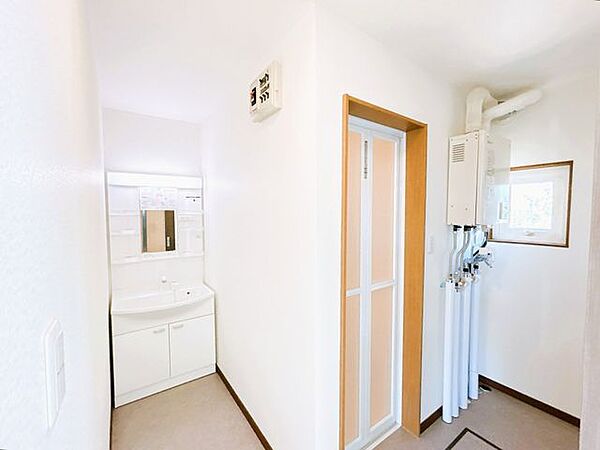 【リフォーム済】脱衣所は床と壁紙の張替えを行いました。