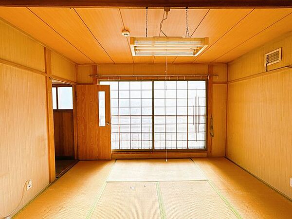 【リフォーム中】2階西側居室は床と壁紙の張替え、ドア交換を行い和室→洋室へ変更致します。
