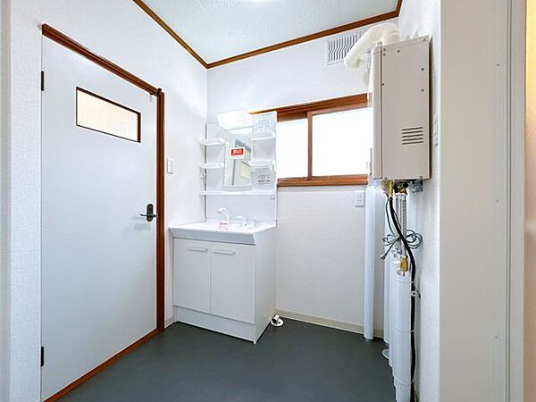【リフォーム済】洗面脱衣室です。灯油ボイラー、洗面化粧台を新品交換し、クロス、クッションフロアの張替えを行いました。