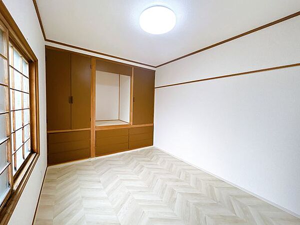 【リフォーム済】1階南側洋室です。クロス貼替、クッションフロア重張を行いました。収納は既存のものを活かし、クリーニングいたしました。