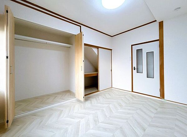 【リフォーム済】1階北側洋室です。和室から洋室へと変更いたしました。押し入れは既存のものを活かし、クローゼットは新設いたしました。収納がたくさんあるのはうれしいですね。