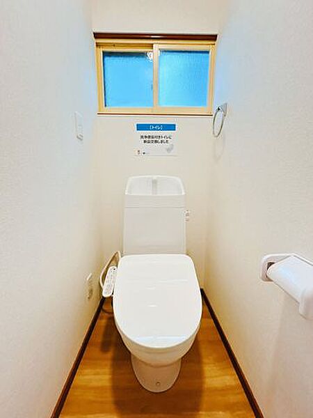 【リフォーム済】便器を新品交換致しました。またクロス、クッションフロアを張り替えて照明を新品交換致しました。