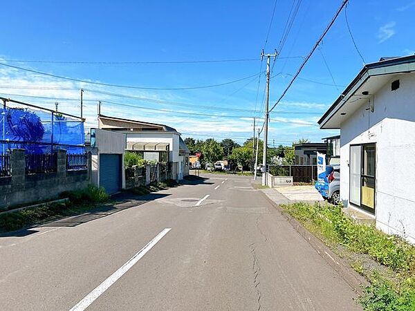 【前面道路】幅員6ｍの公道に接道しております。車通りも少なくて安心ですよ。