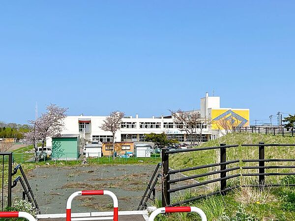 網走市立潮見小学校 最寄りの小学校は潮見小学校です。住宅から約740ｍ(徒歩約10分)の距離にございます。小学校が近いとお子様の通学も安心ですね。